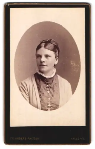 Fotografie Fr. Anders-Paltzow, Halle a. S., Grosse Ulrich-Strasse 35, Porträt einer Frau