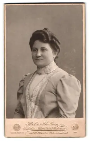 Fotografie Theodor Joop, Bromberg, Wilhelmstrasse 15, Porträt einer Frau in eleganter Kleidung