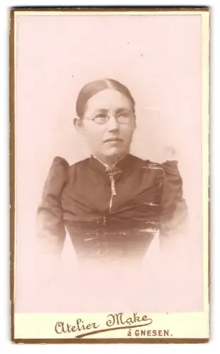 Fotografie Atelier Make, Gnesen, Wilhelmstrasse 15, Porträt einer Dame mit Brille