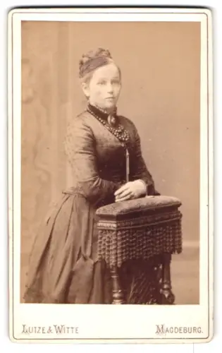 Fotografie Lutze & Witte, Magdeburg, Breite Weg, Damenporträt in elegantem Kleid