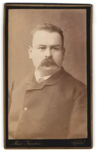 Fotografie Max Karsten, Alfeld, im Nickel`schen Hause am Markt, Porträt eines Mannes mit markantem Schnurrbart