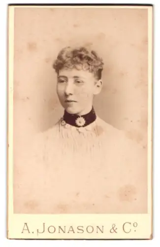 Fotografie A. Jonason & Co, Göteborg, Södra Hamngatan 29, Porträt einer Frau