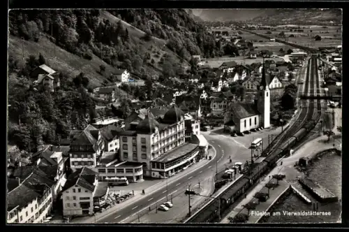 AK Flüelen am Vierwaldstättersee, Strassenpartie mit Kirche