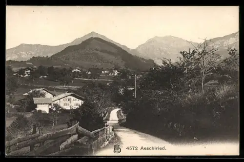 AK Aeschiried, Ortsansicht mit Landstrasse u. Bergpanorama