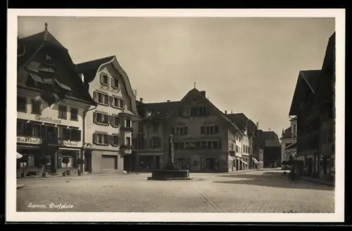 AK Sarnen, Dorfplatz mit Gasthof Zunfthaus und Brunnen