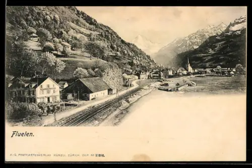 AK Fluelen, Hotel Flueler Hof mit Bahnschienen u. Ortsansicht