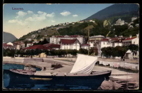 AK Locarno, Hafenpartie mit Boot u. Ortspanorama