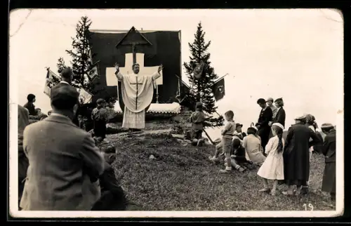Foto-AK Crans-Montana, Freiluft-Gottesdienst, Altar mit Schweizer Flagge, Pfarrer erteilt den Segen
