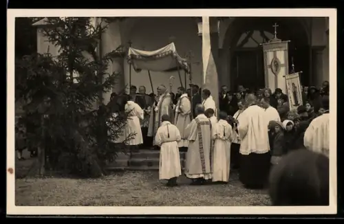 Foto-AK Crans-Montana, Prozessionszug mit Geistlichen vor der Kirche