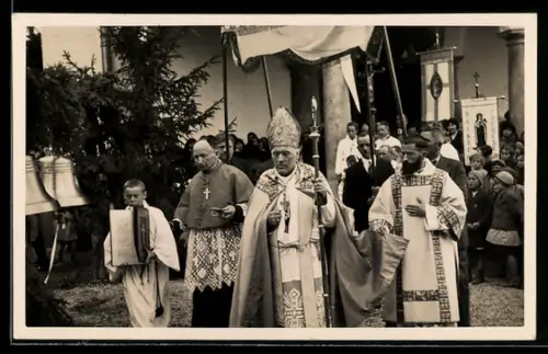 Foto-AK Crans-Montana, Prozession mit Geistlichen vor der Kirche, Kinder