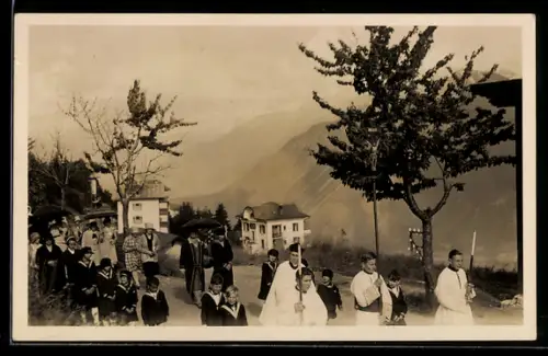 Foto-AK Crans-Montana, Prozessionszug auf einer Bergstrasse
