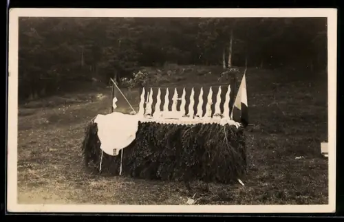 Foto-AK Crans-Montana, Freiluft-Altar aus Tannenzweigen mit Fahnen