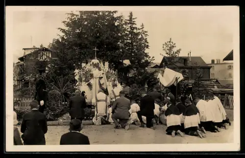 Foto-AK Crans-Montana, Gebet vor einem geschmückten Kreuz im Freien
