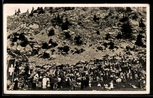 Foto-AK Crans-Montana, Religiöse Veranstaltung im Hochgebirge, Menschenmenge, Schweizer Flagge
