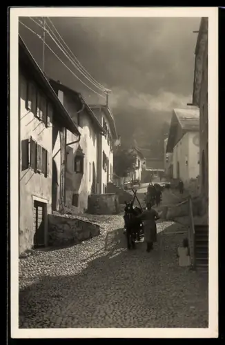 AK Pontresina, Strasse Dorfgasse mit Anwohnern