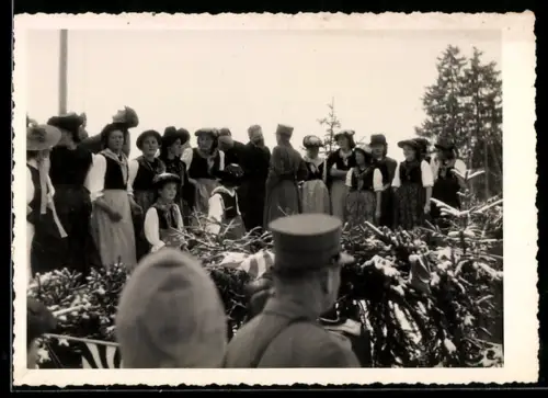 Foto-AK Crans-Montana, Frauen in Trachtenkleidung