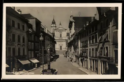 AK Solothurn, Strasse Hauptgasse mit Geschäften und Kirche