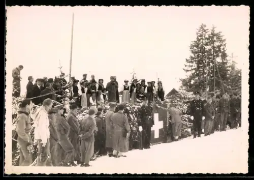 Foto-AK Crans-Montana, Soldaten auf einer Veranstaltung im Winter