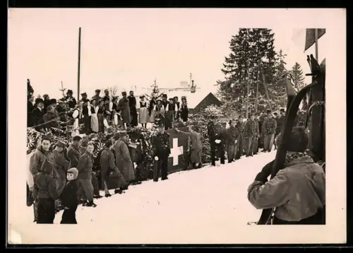 Foto-AK Crans-Montana, Soldaten auf einer Veranstaltung im Winter