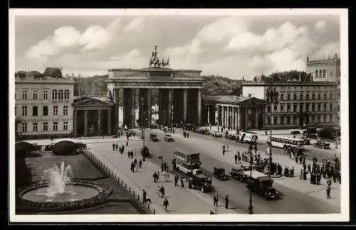 AK Berlin, Autoverkehr vor dem Brandenburger Tor