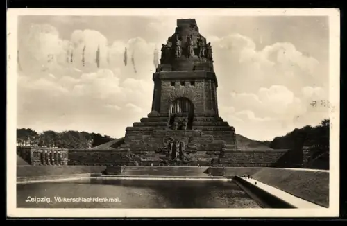 AK Leipzig, Völkerschlachtdenkmal vom Weg aus