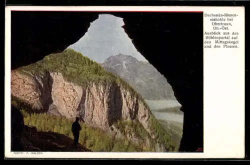 AK Dachstein-Rieseneishöhle, Ausblick aus dem Höhlenportal auf den Mittagskogel aud den Plassen