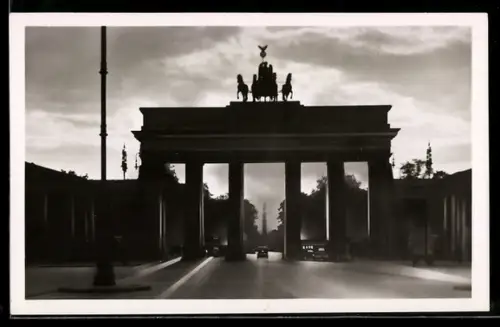 AK Berlin, Brandenburger Tor mit Blick zur Siegessäule bei Abendstimmung