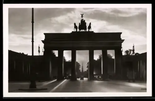 AK Berlin, Brandenburger Tor mit Blick zur Siegessäule bei Abendstimmung