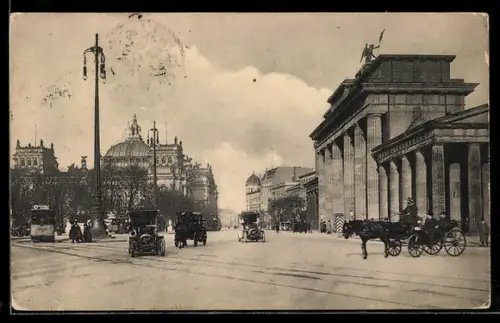 AK Berlin, Brandenburger Tor, Ortspartie mit Droschke, Automobilen u. Strassenbahn