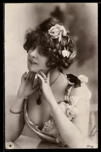 AK NPG Nr. 321 /4: Junge Dame mit weitem Dekolleté und einladendem Blick