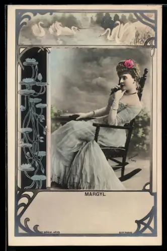 Foto-AK Atelier Reutlinger, Paris, Schauspielerin Margyl im Kleid sitzt in einem Schaukelstuhl