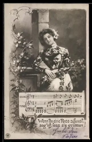 Foto-AK NPG NR: 416 /7, Frau im Kleid an einem Tisch, Lied Wenn du eine Rose schaust, sag ich lass sie grüssen