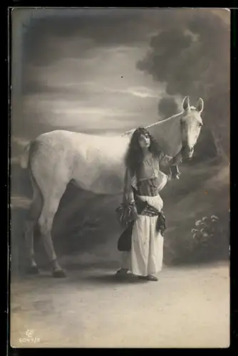 Foto-AK GL Co: Mädchen mit Schimmel und Mandoline vor Landschaftskulisse