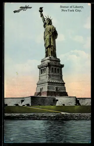 AK New York, Statue of Liberty, Flugzeug über der Freiheitsstatue