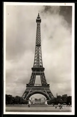 AK Paris, La Tour Eiffel, Besucher am Eiffelturm