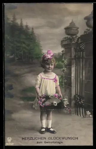 Foto-AK HB: 7829 /2, Herzlichen Glückwunsch zum Geburtstage!, Mädchen mit Brief und Blumen