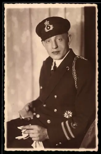 Foto-AK Offizier in Marineuniform mit Orden und Achselschnur