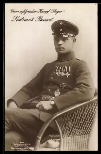 Foto-AK Sanke Nr. 442: Leutnant Bernert in Uniform mit Flugzeugführerabzeichen und EK I