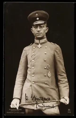 Foto-AK Sanke Nr. 378: Soldat in Uniform mit Pour le Mérite, EK I 1914 und preussischem Militärflugzeugführerabzeichen