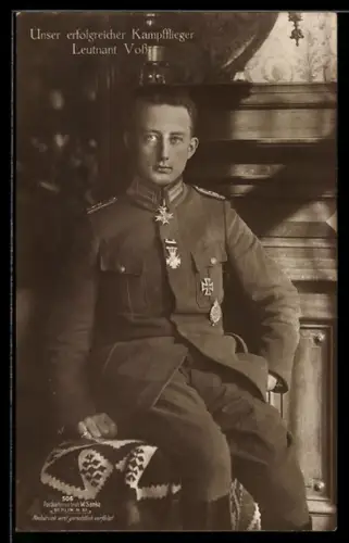 Foto-AK Sanke Nr.: 4848, Kampfflieger Leutnant Voss in Uniform mit Eisernes Kreuz und weiteren Orden