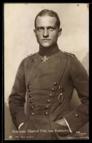 Foto-AK Sanke Nr. 532: Rittmeister Manfred Frhr. von Richthofen mit Flugzeugführerabzeichen