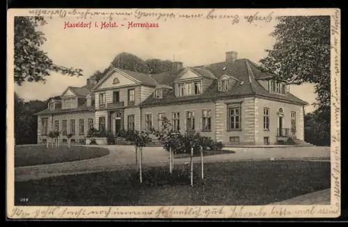 AK Haseldorf i. Holst., Herrenhaus mit gepflegter Gartenanlage