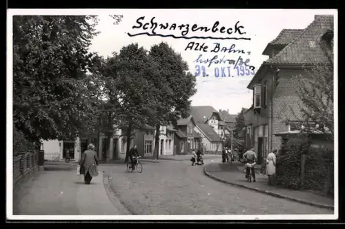 Foto-AK Schwarzenbek, Alte Bahnhofstrasse mit Passanten 1953