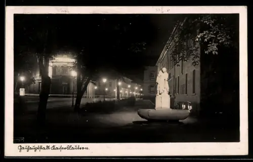 AK Kaiserslautern, Nächtliche Strassenansicht mit Brunnen und beleuchtetem Theatergebäude
