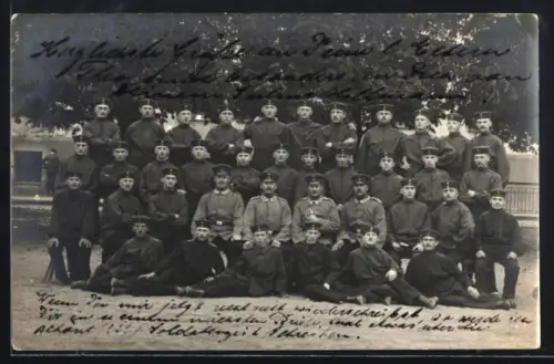 Foto-AK Schwerin, Soldatengruppe im Freien