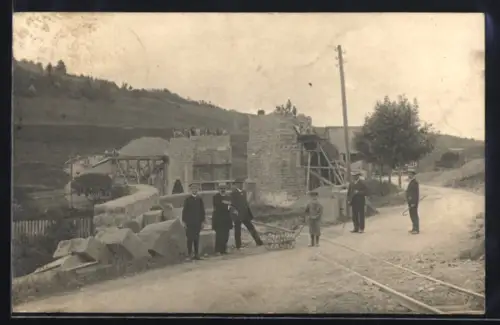 Foto-AK Lenzkirch, Brückenbau, Gebäude mit Gerüst und Schienen, mit kleiner Versammlung