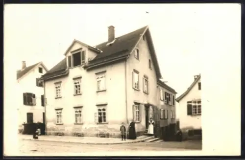 Foto-AK Biberach /Riss, Wohnhaus mit Bewohnerinnen und Kind