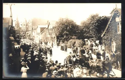 Foto-AK Itzehoe, Strassen-Festzug mit Kutsche und Publikum