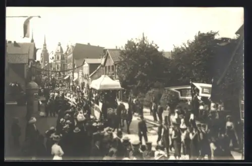 Foto-AK Itzehoe, Strassen-Festzug mit Pferdekutsche und Publikum, Türme, Wegweiser