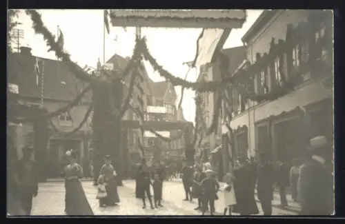 Foto-AK Itzehoe, Festzug, mit Girlanden geschmückter Platz mit Besuchern